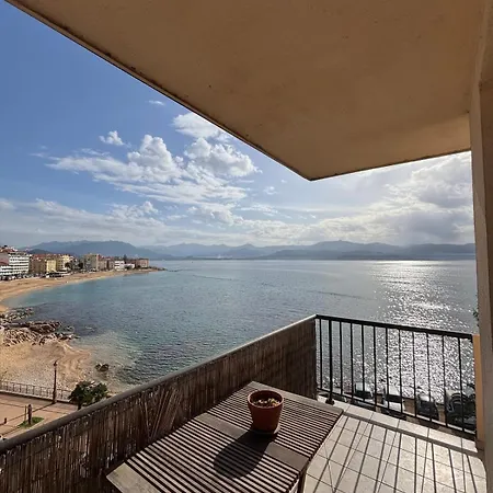 Balcon Sur La Climatise Deux Plages Commerces Et Parking Gratuit Au Pied De L Immeuble * Ajaccio (Corsica)