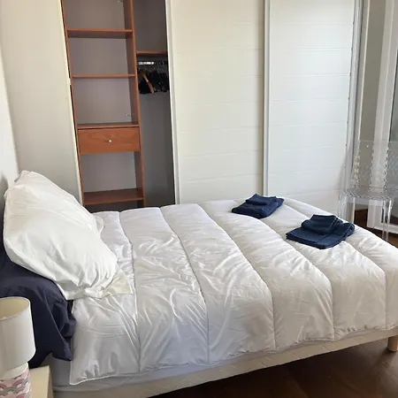 Balcon Sur La Climatise Deux Plages Commerces Et Parking Gratuit Au Pied De L Immeuble * Ajaccio (Corsica)