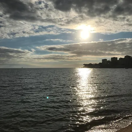 Balcon Sur La Climatise Deux Plages Commerces Et Parking Gratuit Au Pied De L Immeuble Apartmán