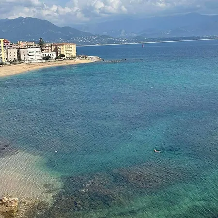 Balcon Sur La Climatise Deux Plages Commerces Et Parking Gratuit Au Pied De L Immeuble * Ajaccio (Corsica)